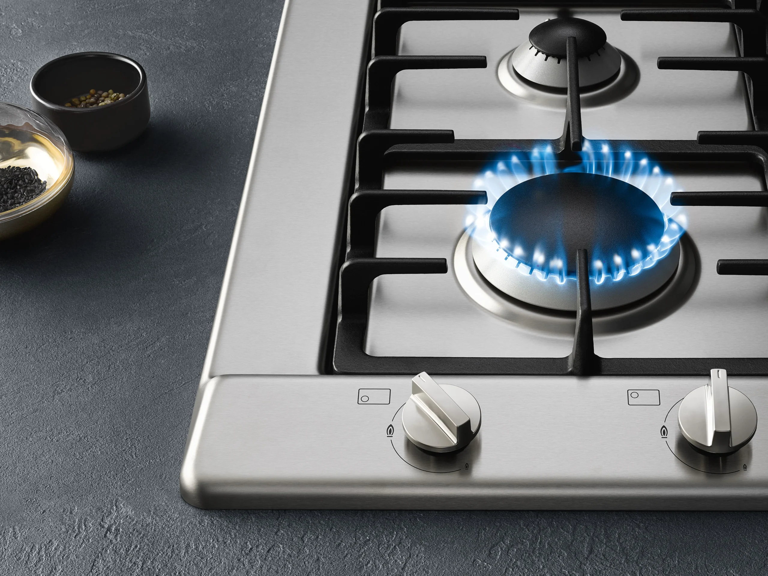 Elektrické zapaľovanie a ovládanie jednou rukou